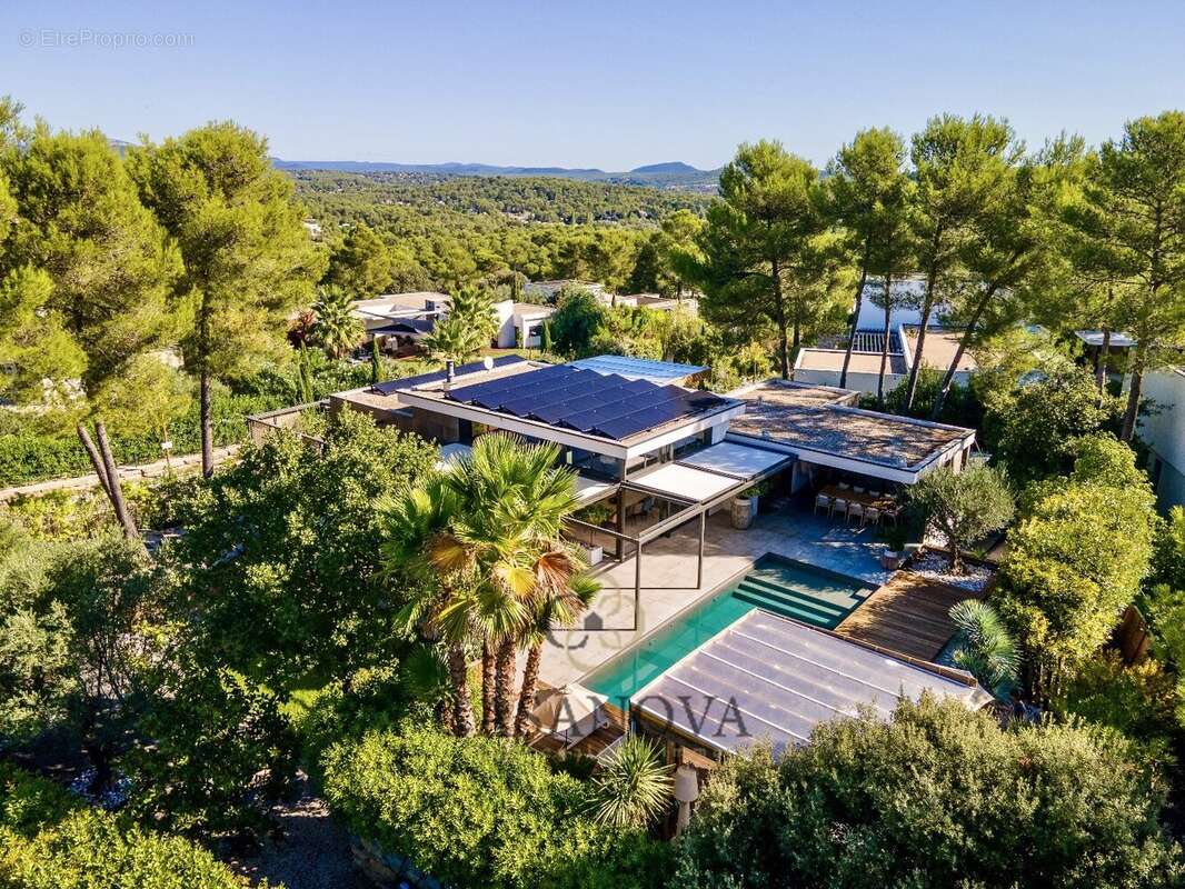 Maison à SAINT-CLEMENT-DE-RIVIERE