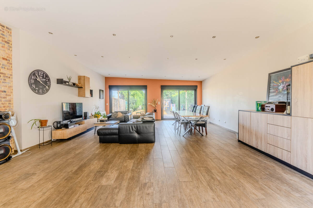 Plain pied familial avec grande piece de vie de 70m2 ! - photo 1
