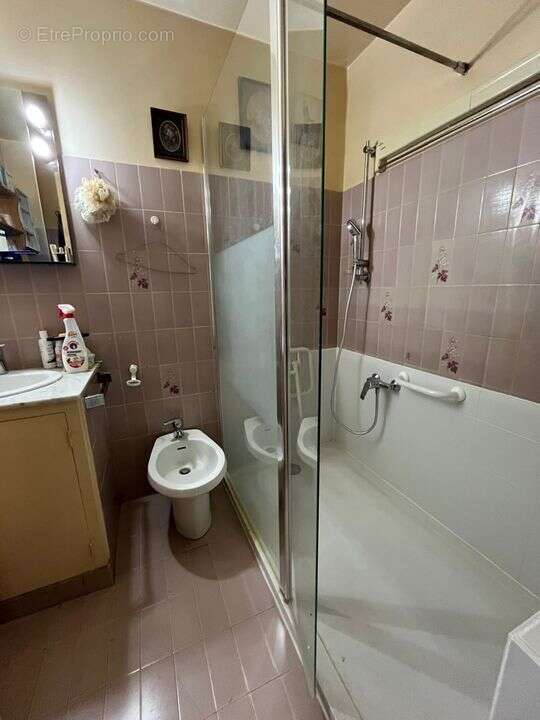 SALLE D'EAU AVEC TRÈS GRAND BAC - Appartement à CAGNES-SUR-MER