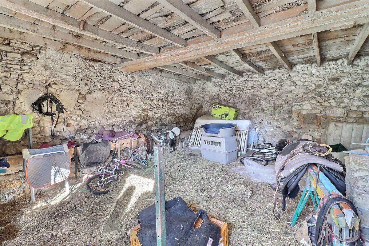 A VENDRE - Grange en pierre à rénover sur la commune de Creys-Mépieu (38510) - photo 3