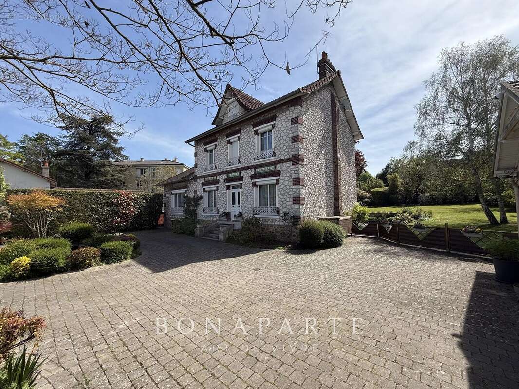 Maison de maître en meulière – 264 m² – Parc arboré de 1 440 m² à 40 min de Paris - photo 2