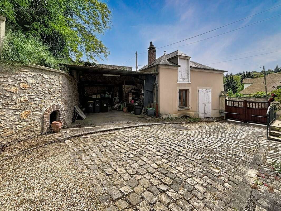 Cour pavée et dépendances - Maison à JOUY-EN-JOSAS