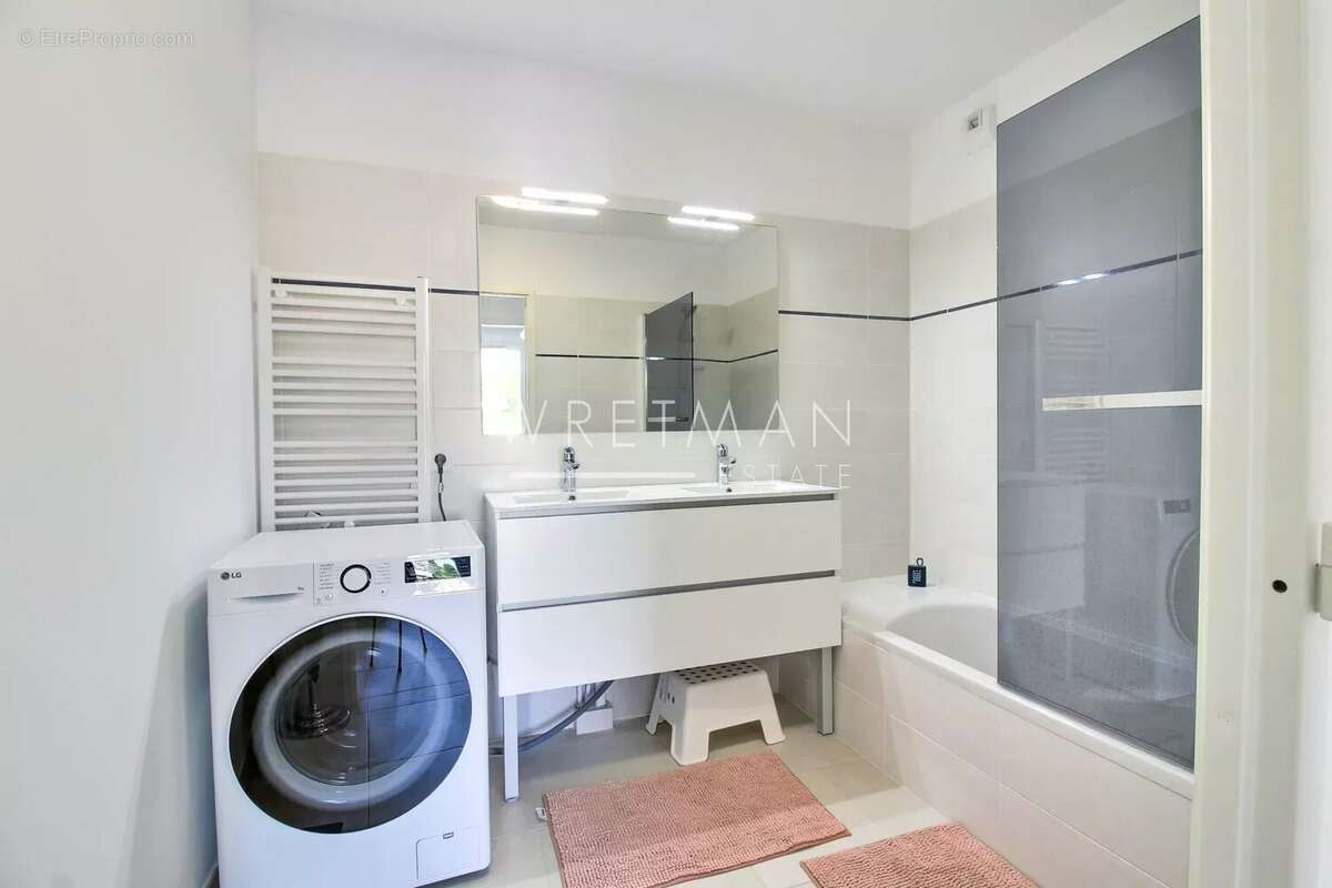 Appartement à LA ROQUETTE-SUR-SIAGNE