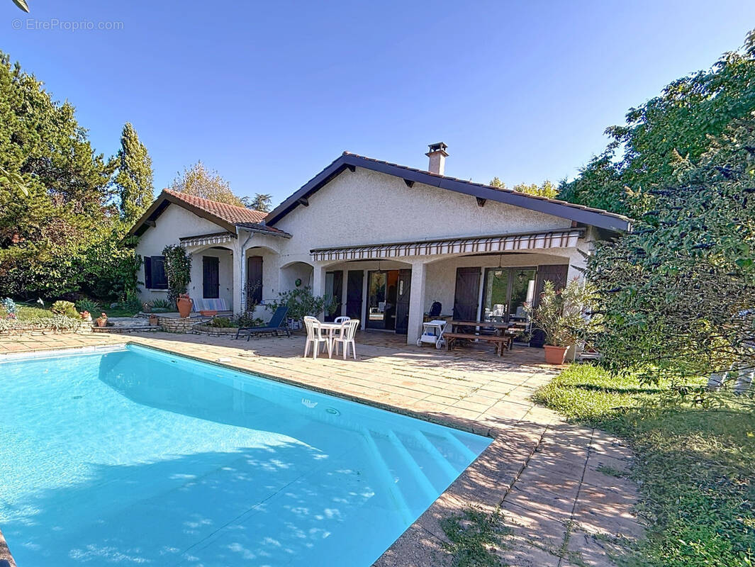 Maison à SAINT-GENIS-LES-OLLIERES