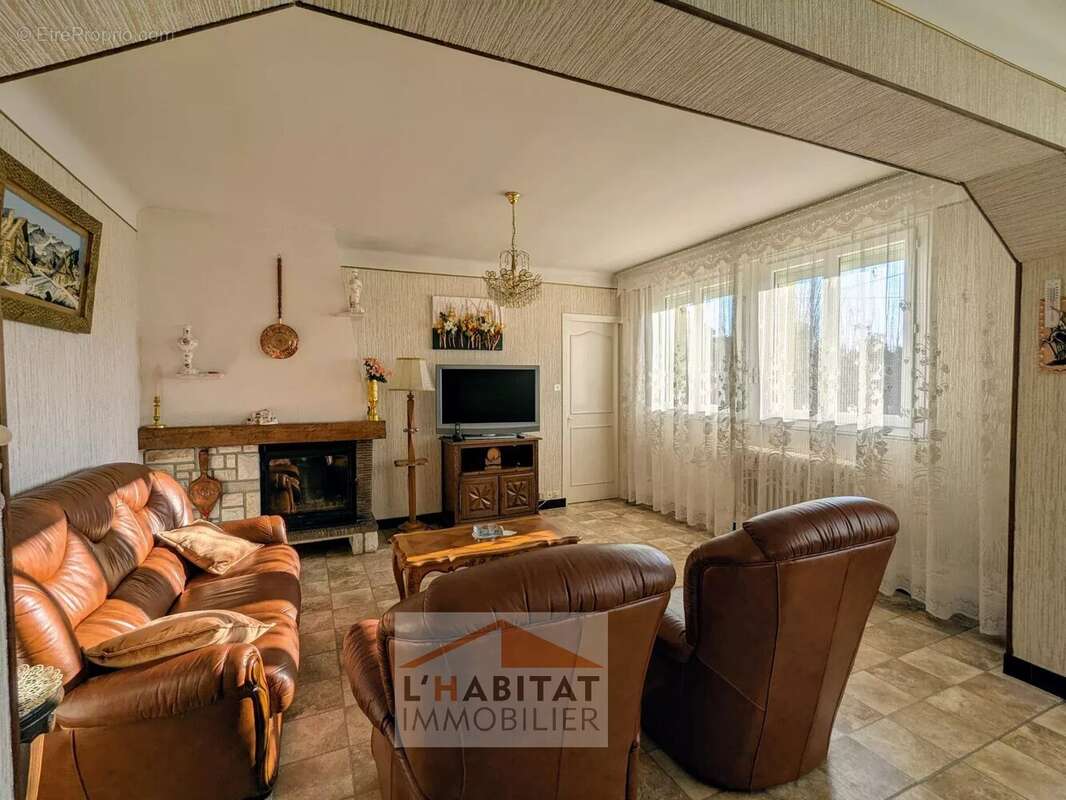 Maison à PINS-JUSTARET