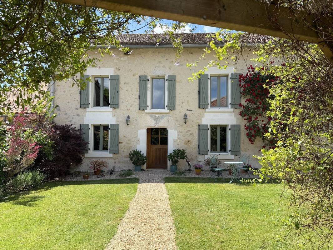 Maison à LEGUILLAC-DE-CERCLES