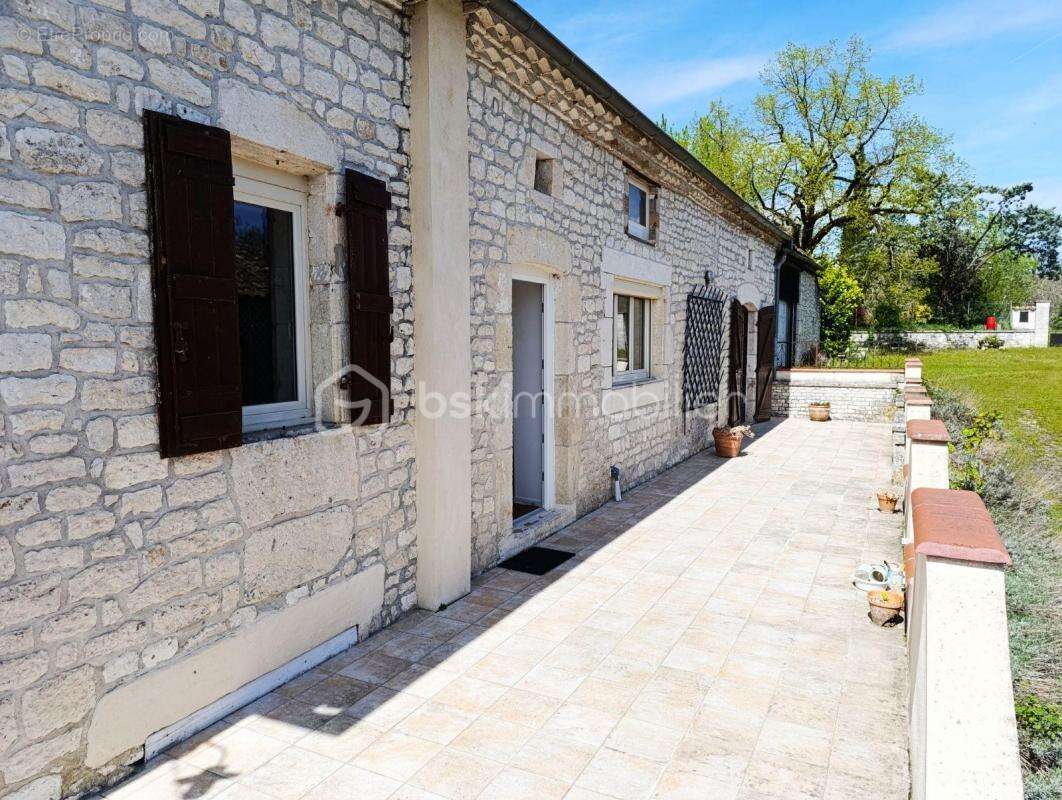 Authentique maison en pierre avec dépendances - photo 2