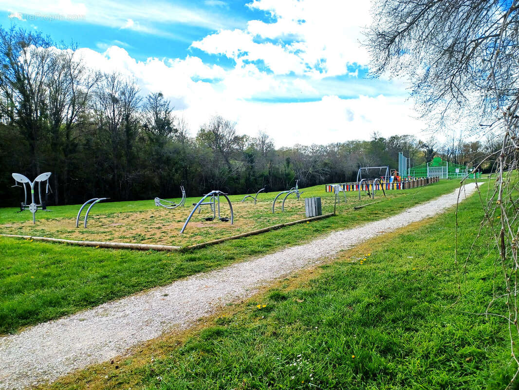 Maison à COURS-LES-BARRES