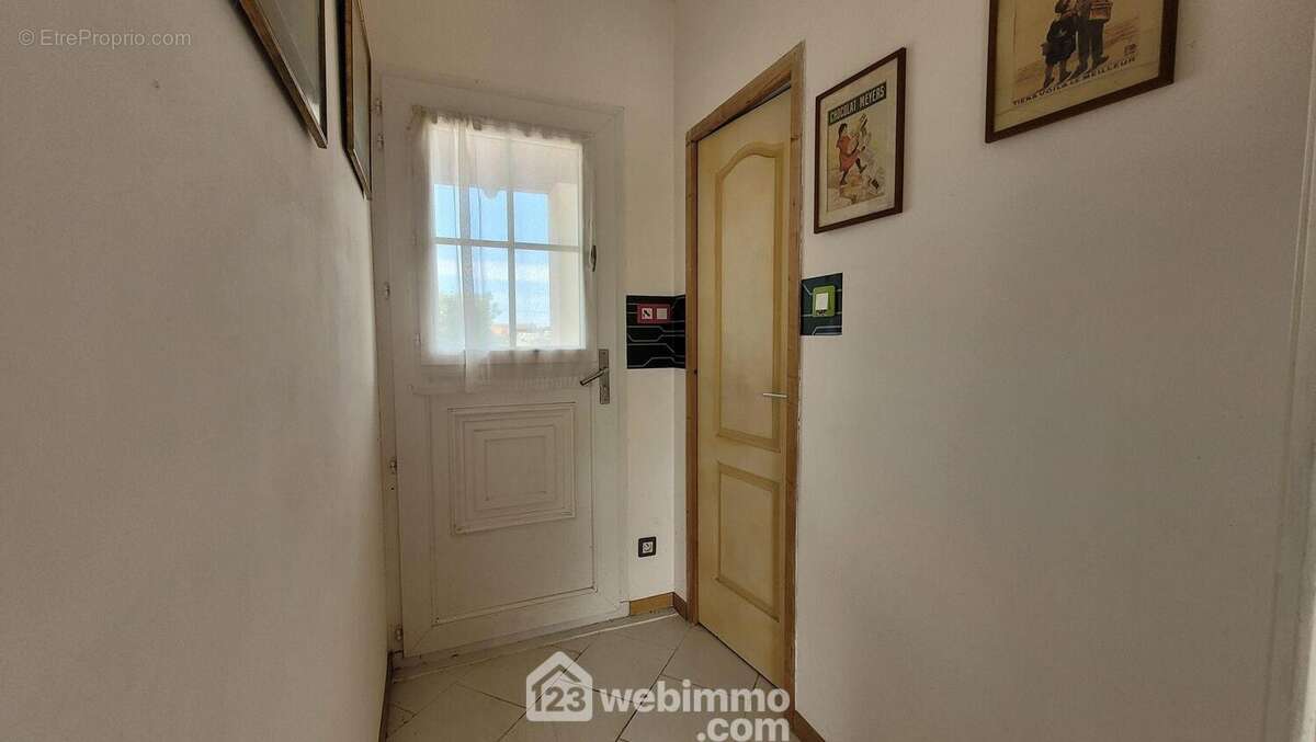 Une entrée avec WC - Maison à LONGEVILLE-SUR-MER