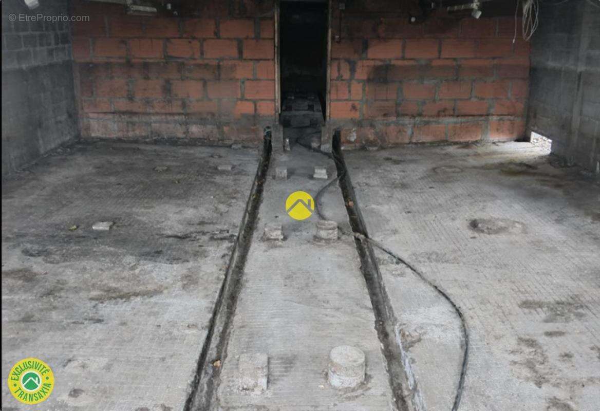 Bâtiments 1360m2  à côté de D1 - photo 19