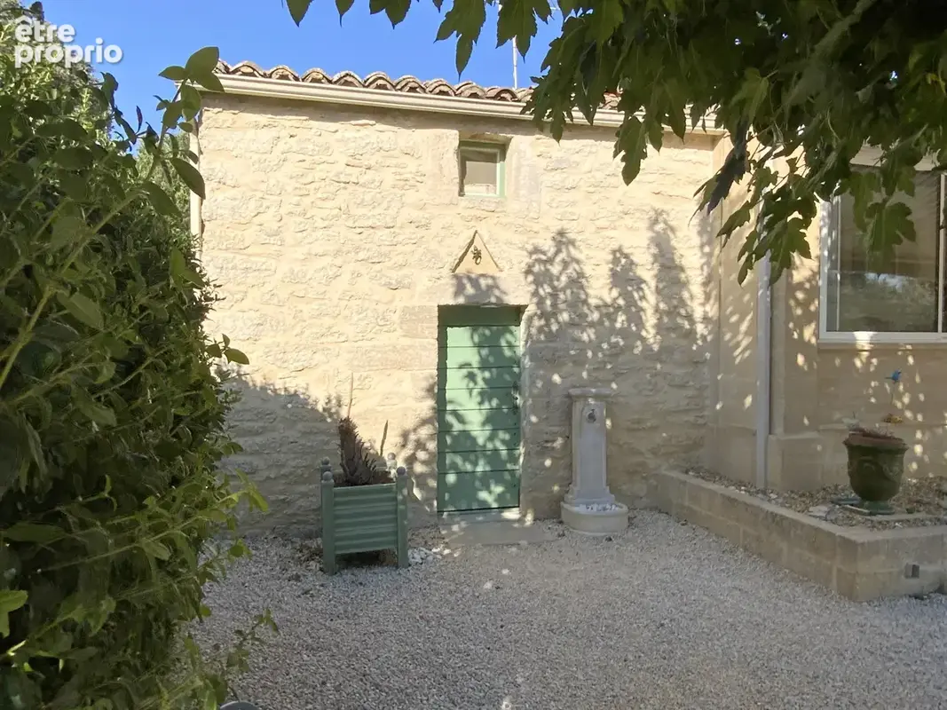 Uzès, Villa de plain pied sur terrain arboré avec piscine. - photo 4