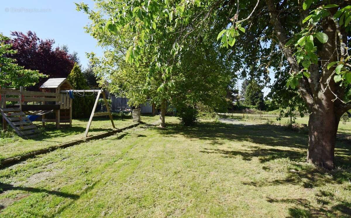 Maison à CREUZIER-LE-VIEUX