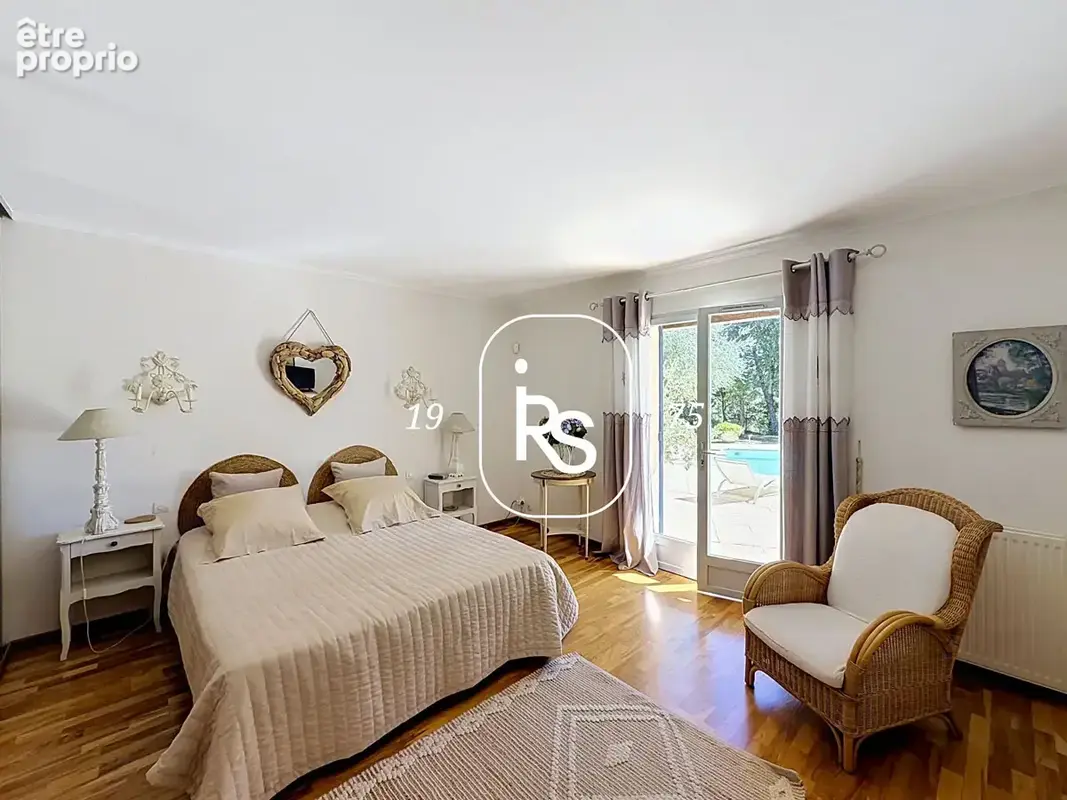 Dans un cadre privilégié, une élégante villa de 170 m2 habitables, des dépendances, une piscine et 4220 m2 de - photo 11