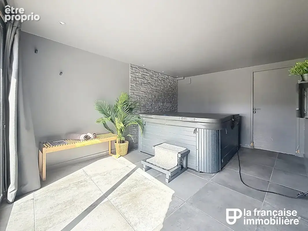 Maison entièrement rénovée avec jacuzzi - vendue meublée - excellente rentabilité locative ! - photo 4