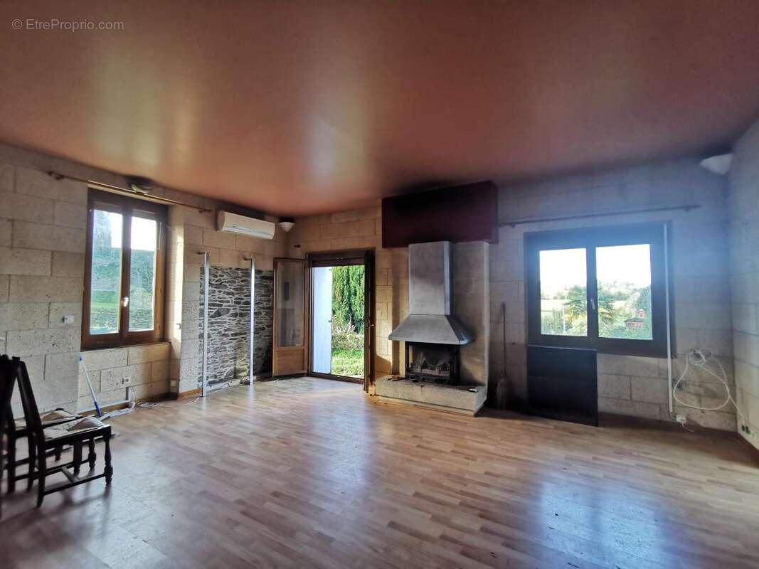 Maison à LA ROCHE-DERRIEN