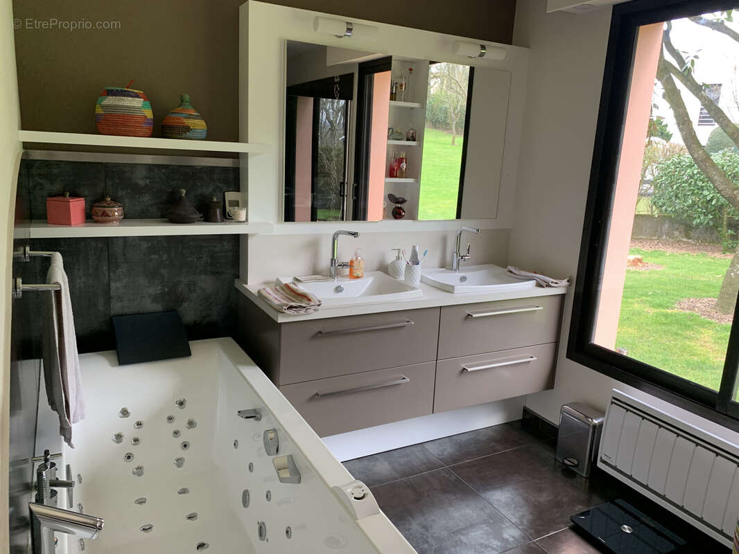 Maison à LES HERBIERS