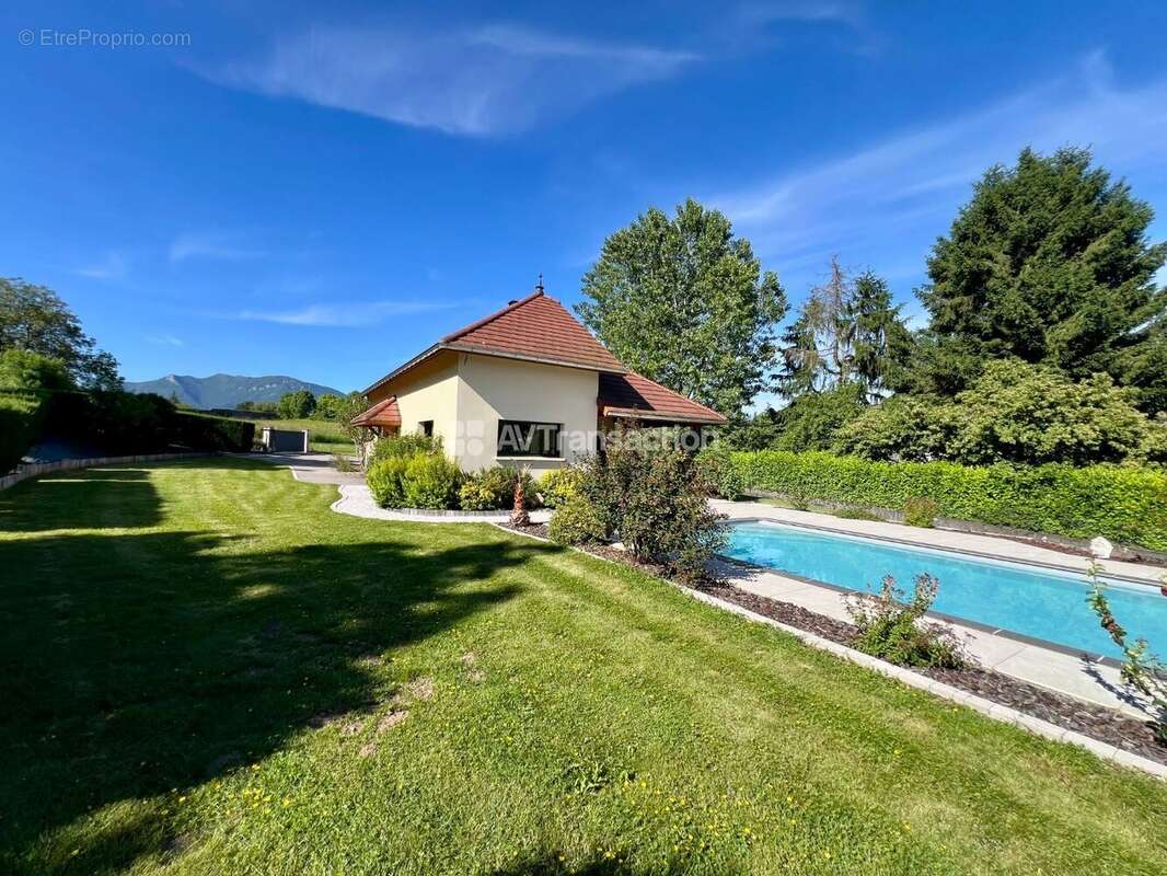 Maison à CRESSIN-ROCHEFORT