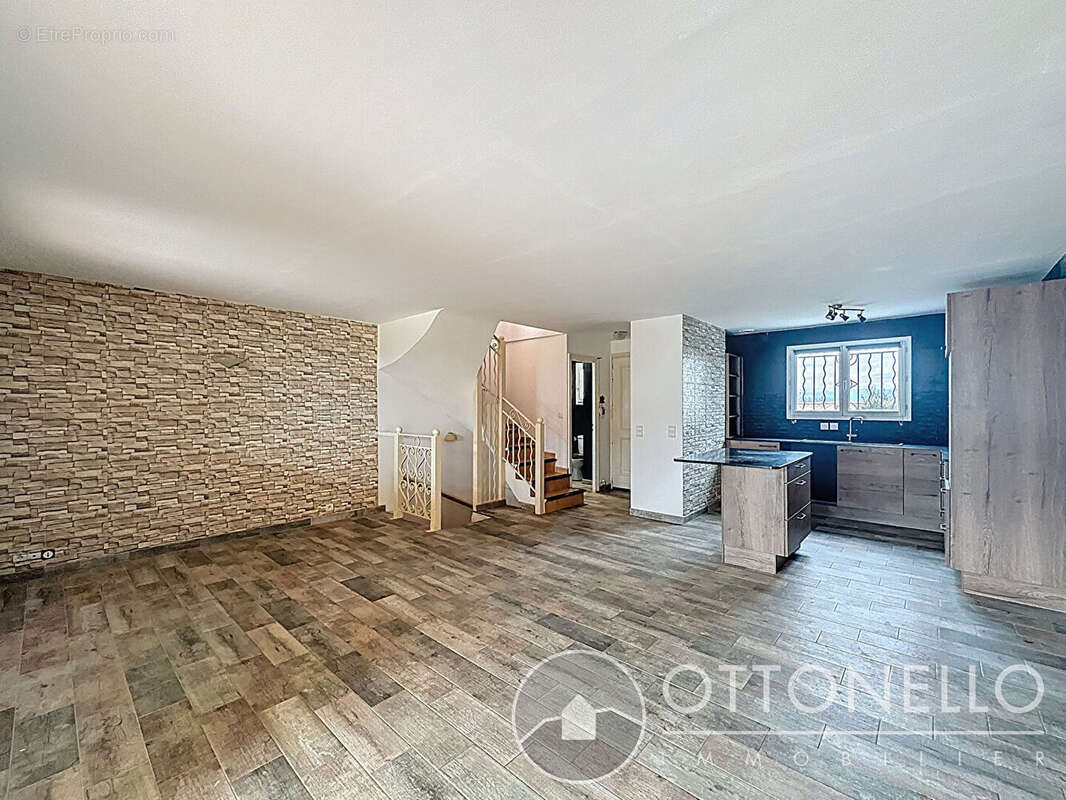 Maison à ROQUEBRUNE-SUR-ARGENS