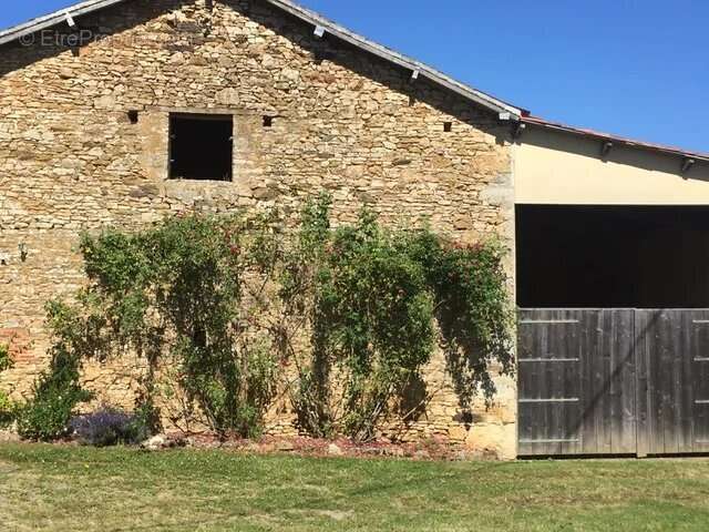 Maison à BAZOGES-EN-PAREDS