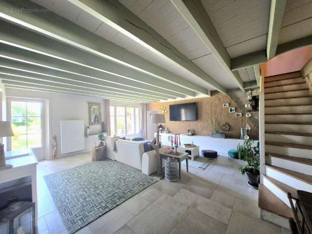 Maison 180 m² à La Vergne  - photo 3