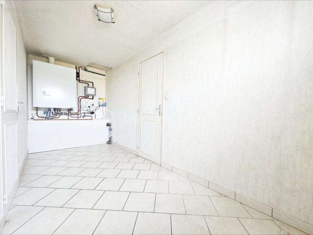 EXCEPTIONNELLE : Charme, espace et fort potentiel - 4 chambres dont une suite parentale - Piscine chauffée - Dépendances aménage - photo 12