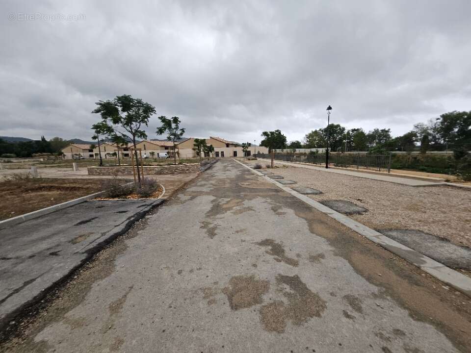 Terrain à PEYROLLES-EN-PROVENCE