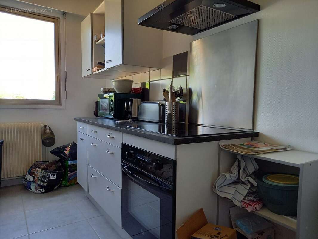 Cuisine aménagée, pratique et fonctionnelle, avec de nombreux rangements.