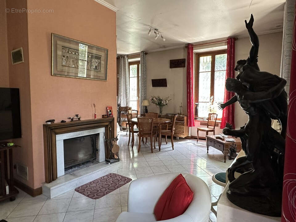 À vendre, moitié droite d’une magnifique maison de maître avec garage et jardin - photo 11