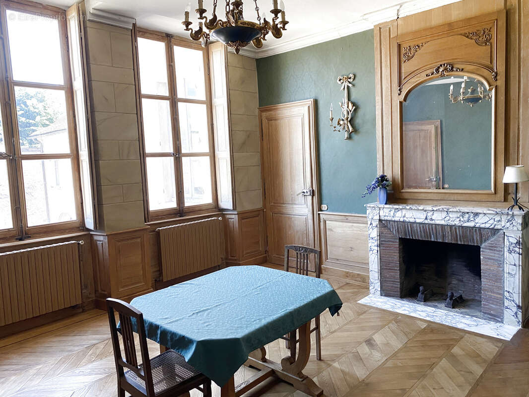 Hotel particulier de 1850, à  AUTUN, en centre ville, avec cour fermée et déendances. - photo 2