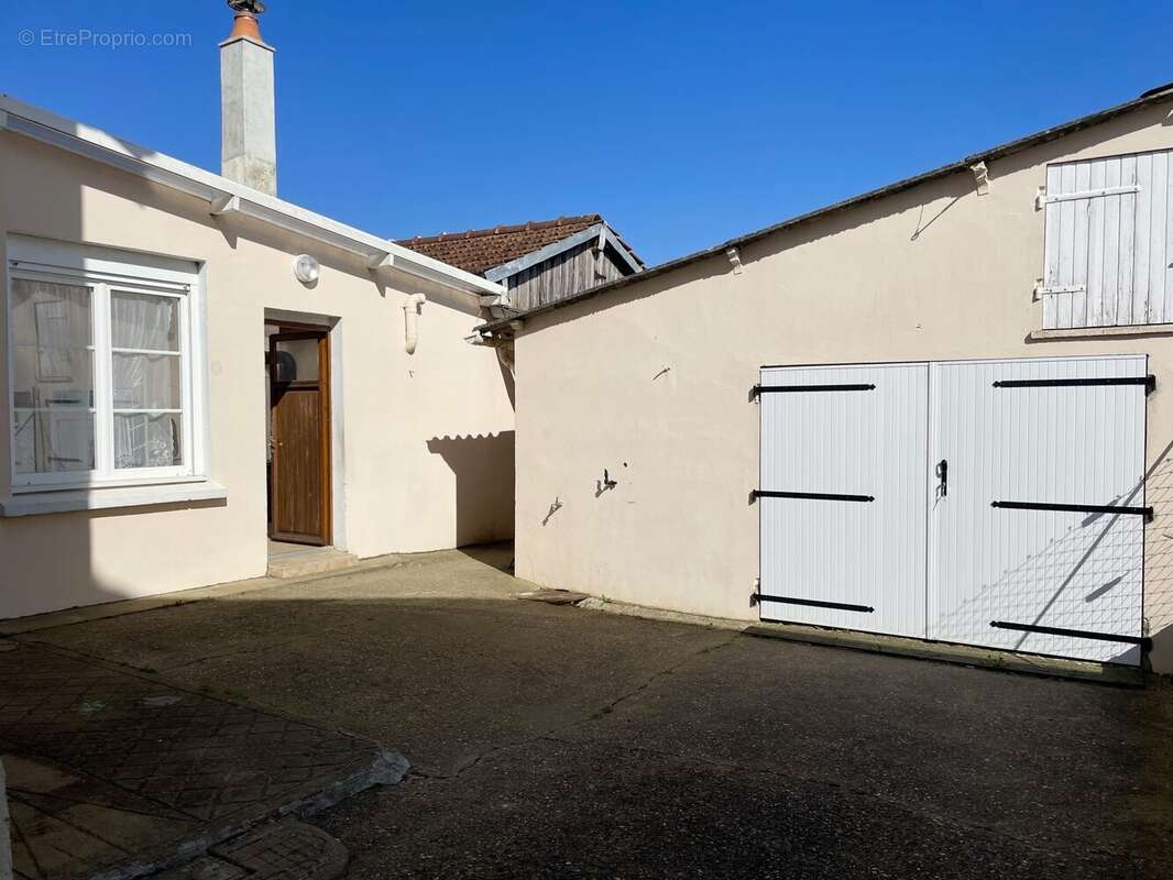 Cour - Maison à SAINT-COSME-EN-VAIRAIS