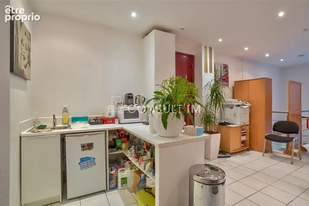 A vendre en exclusivité, à proximité de la place Felix Eboué, local commercial de 55 m² - photo 3