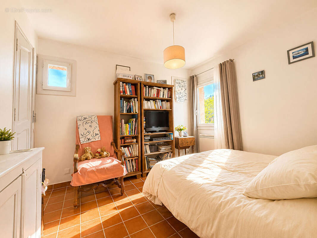 **Maison INDIVIDUELLE 4 pièces - 3 Chambres (130m²) ** Jardin  + Piscine** Stationnement & Garage ** Saint Mandrier sur mer (834 - photo 12
