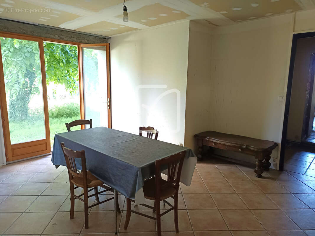 Maison à rénover sur terrain de 1050 m2 - photo 2