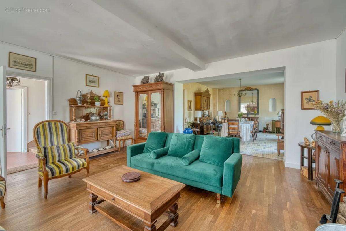 Maison de 8 pièces de 244 m² à Saint-Sever-de-Saintonge - photo 2