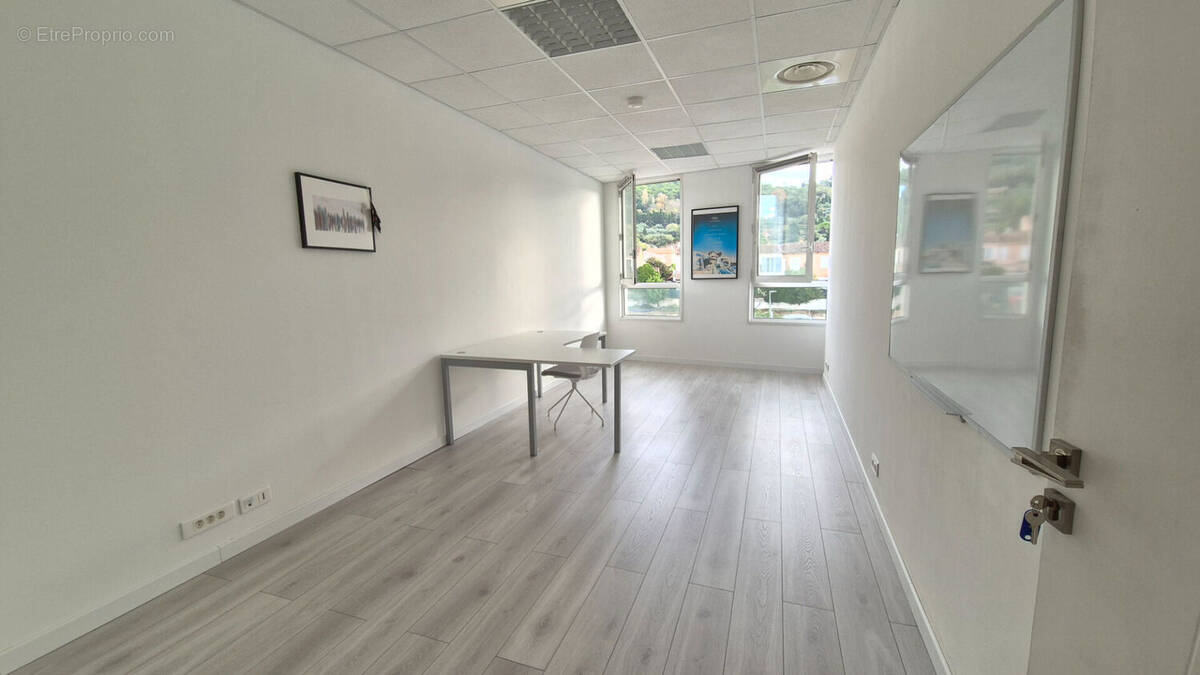 Commerce à MOUANS-SARTOUX