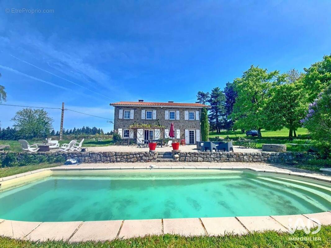 Maison 235 m² à Saint-Romain-Lachalm  - photo 1