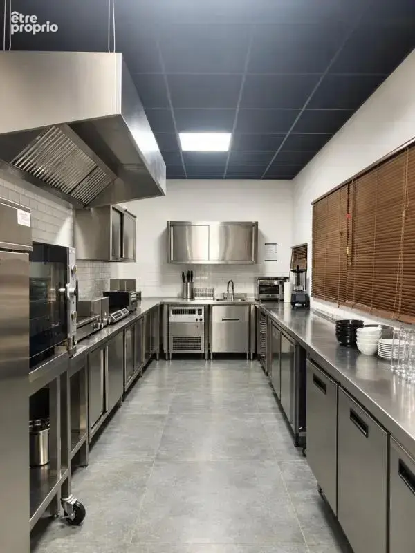 A vendre , murs commerciaux et professionels de 297m²+27m2 de réserve + 39m2 de garage avec un espace terrasse sur 852m2 de terr - photo 5
