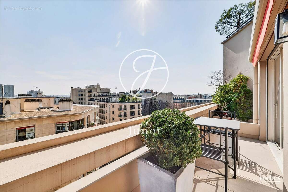 Appartement à PARIS-16E