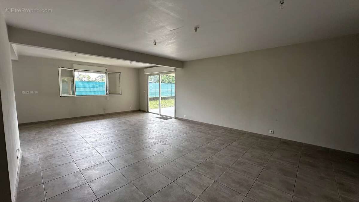 Appartement à REMIRE-MONTJOLY