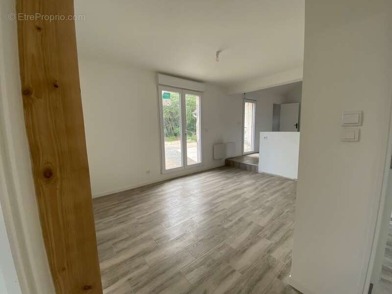 THOUARS  Maison de plain pied rénovée avec possibilité de dépendance de 35m2 - photo 4