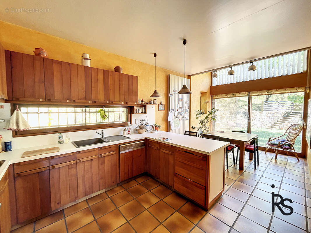 Une villa de 212 m2 avec 3797 m2 de jardin et piscine, 5 chambres et un bureau, garage et caves en RDC. - photo 8