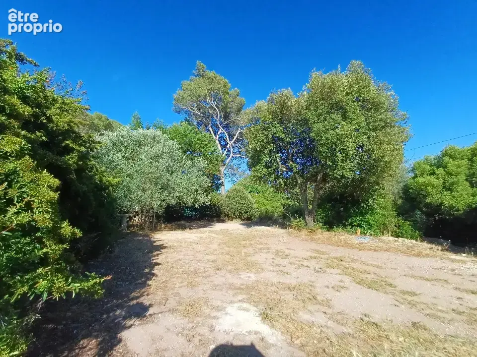 Photo Terrain à Pierrefeu-Du-Var au prix de 180 000€
