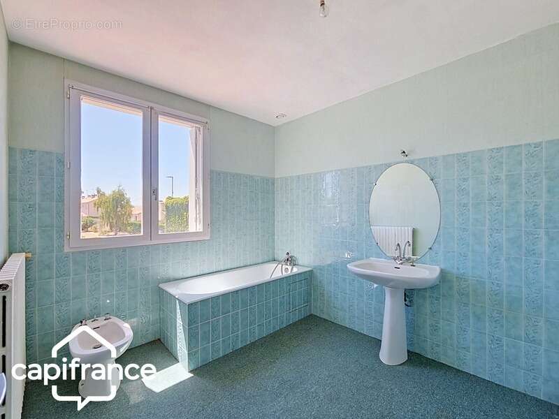 Local d’activité 260 m² + logement 132 m² – parking privé – terrain 1 690 m² – forte visibilité – Thouars (79100) - photo 21