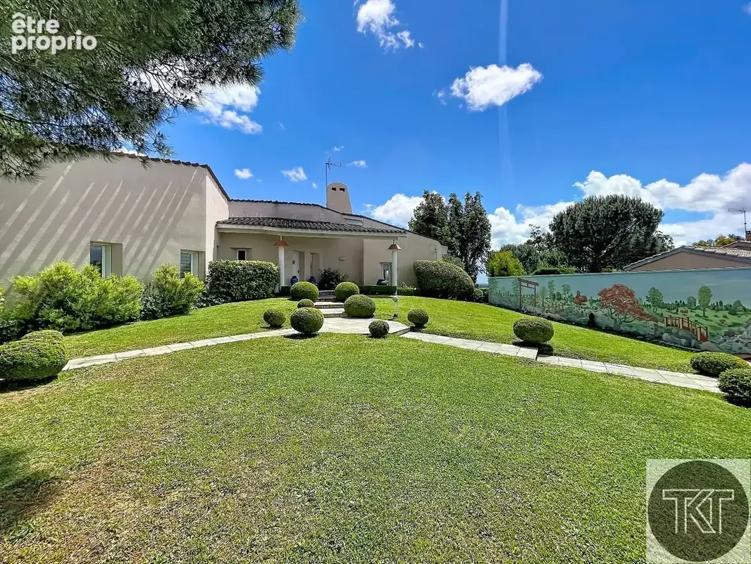 239 m²  terrain paysagé de 2 165 m²  piscine chauffée  sous-sol de 246 m²  accès direct au golf - photo 3