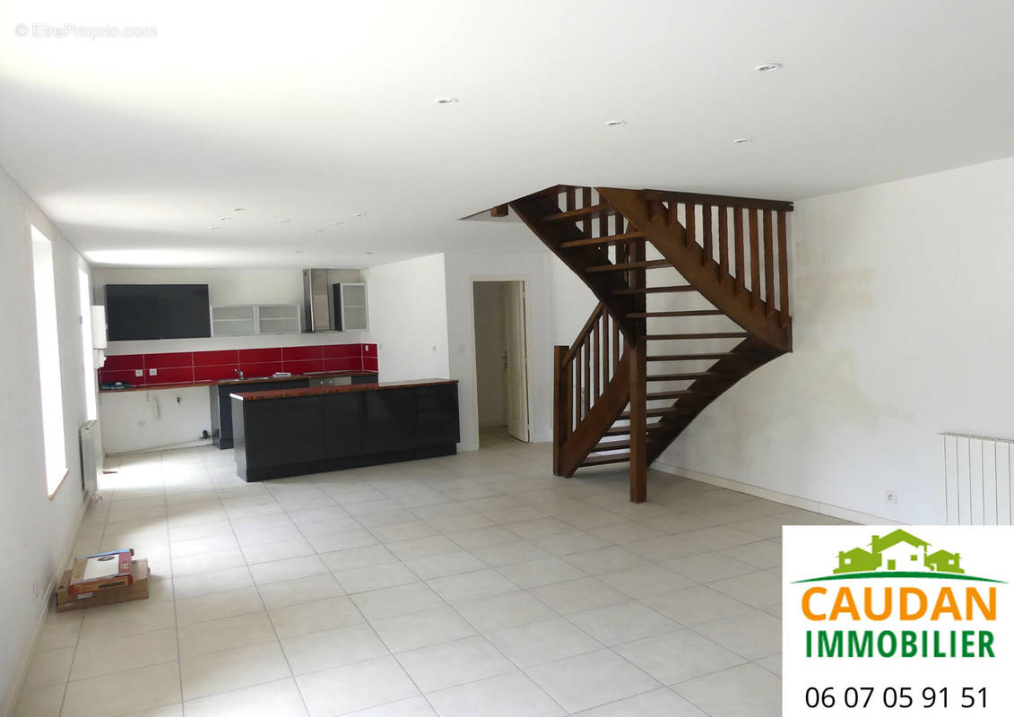 Exclusivité.

Maison en pierre comprenant au r.d.c. cuisine aménagée équipée ouverte sur séjour salon avec cheminée, wc. A l'étage, 3 chambres dont une avec rangement, salle d'eau récente.
Une cour à aménager à l'arrière de la maison.