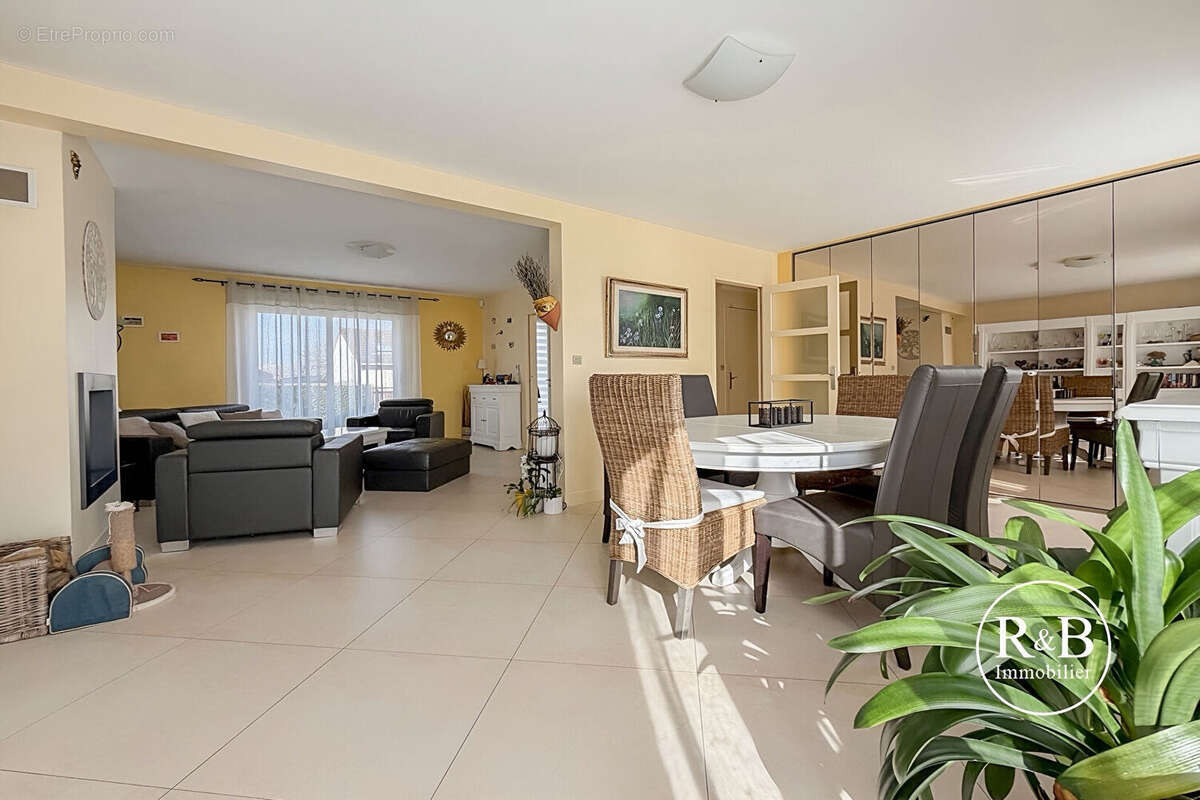 Maison à LES CLAYES-SOUS-BOIS