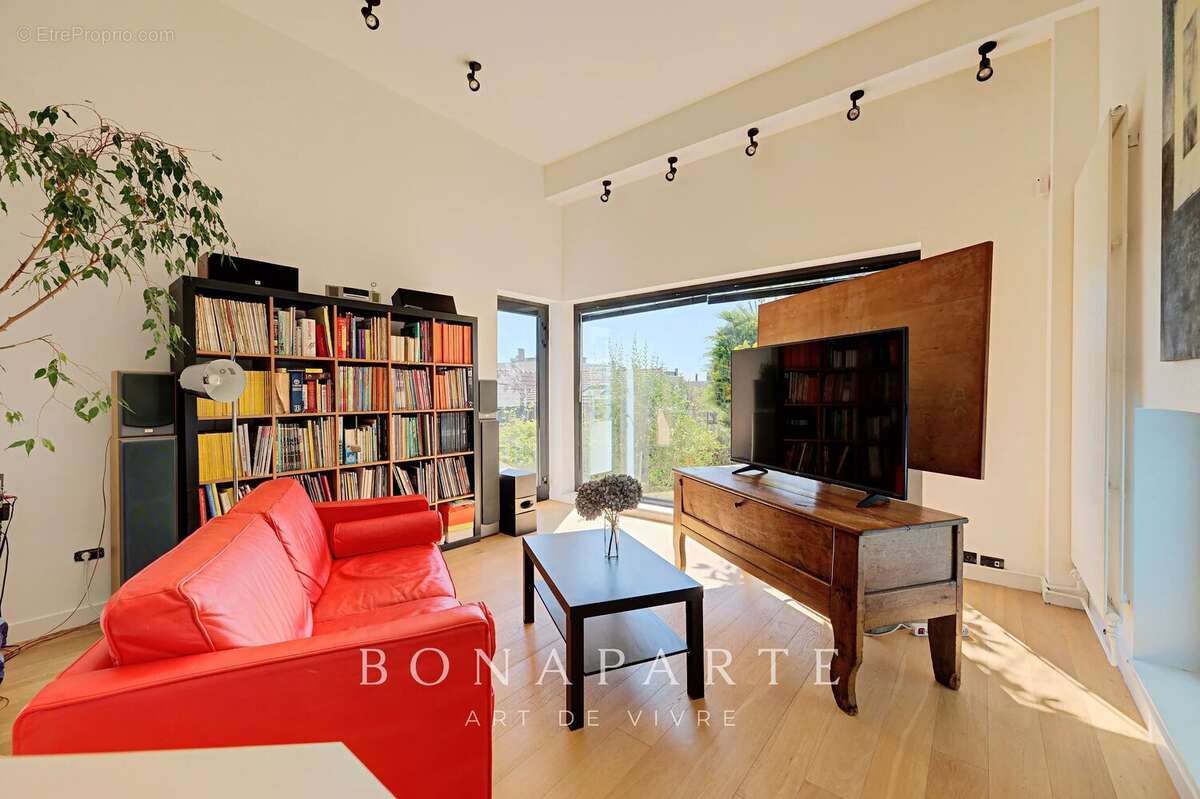 Maison d’architecte – 316 m² habitables – Dépendance indépendante – Piscine intérieure – Sous-sol total – Jardin paysagé de 800  - photo 20