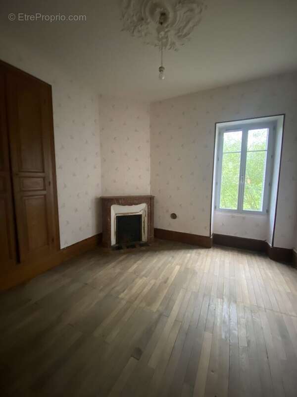 Maison à NOUZERINES