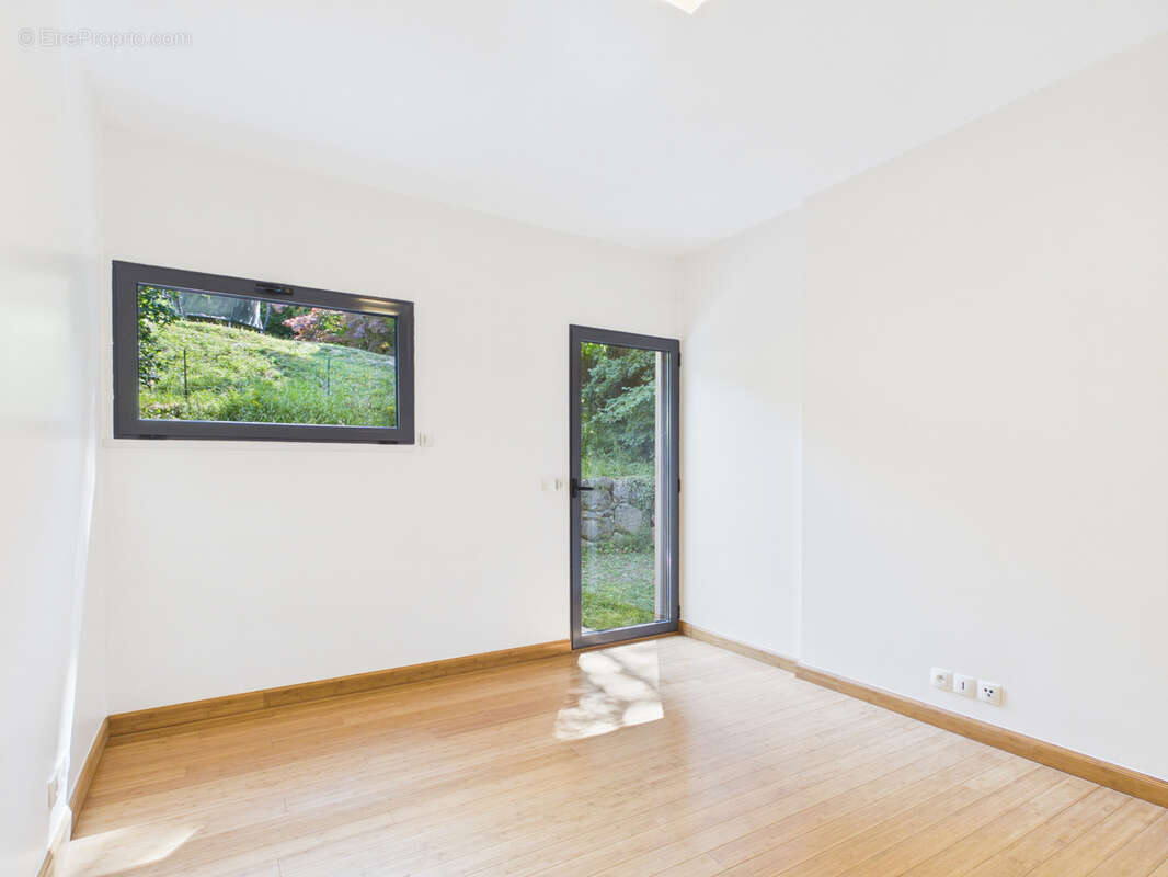 LUCINGES - Maison d'architecte contemporaine de 7 pièces avec piscine. - photo 20