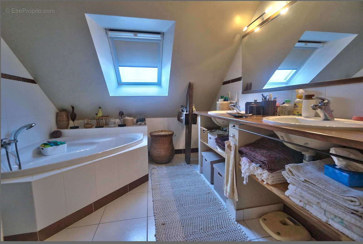 St André des Eaux - Maison d'environ 174 m² - 6 pièces, 2 salles d'eau et 1 salle de bains - photo 11